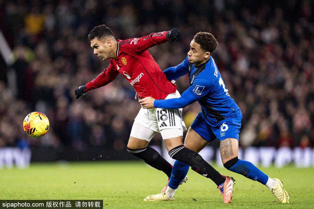 拉菲尼亚闪耀西超级杯，巴萨连冠皇马折戟